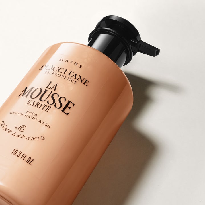 L'Occitane en Provence Shea Cream Hand Wash 500 ml kosteuttava käsisaippua persikkaisessa pumppupullossa.