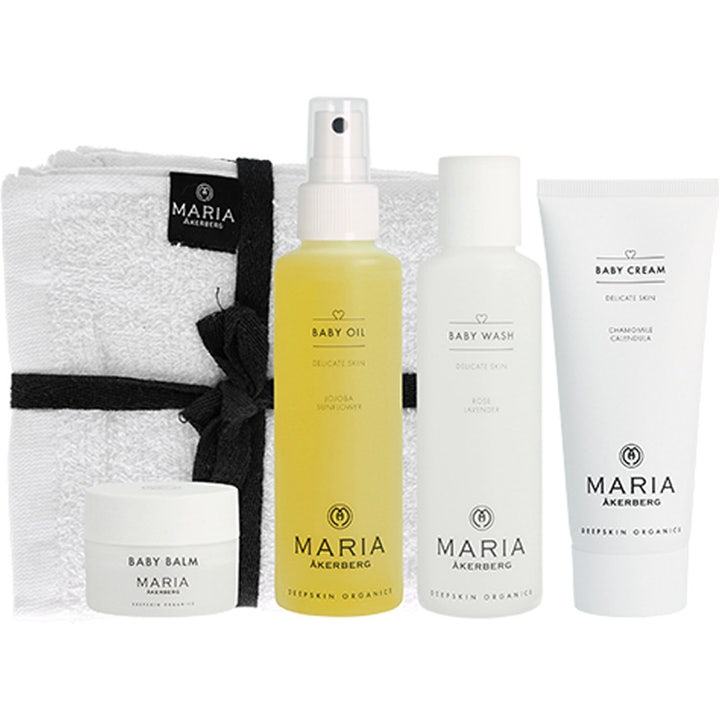 Maria Åkerberg Baby Starter Kit vauvanhoitosetti herkälle iholle sisältää neljä tuotetta ja pesuliinan mustalla nauhalla.