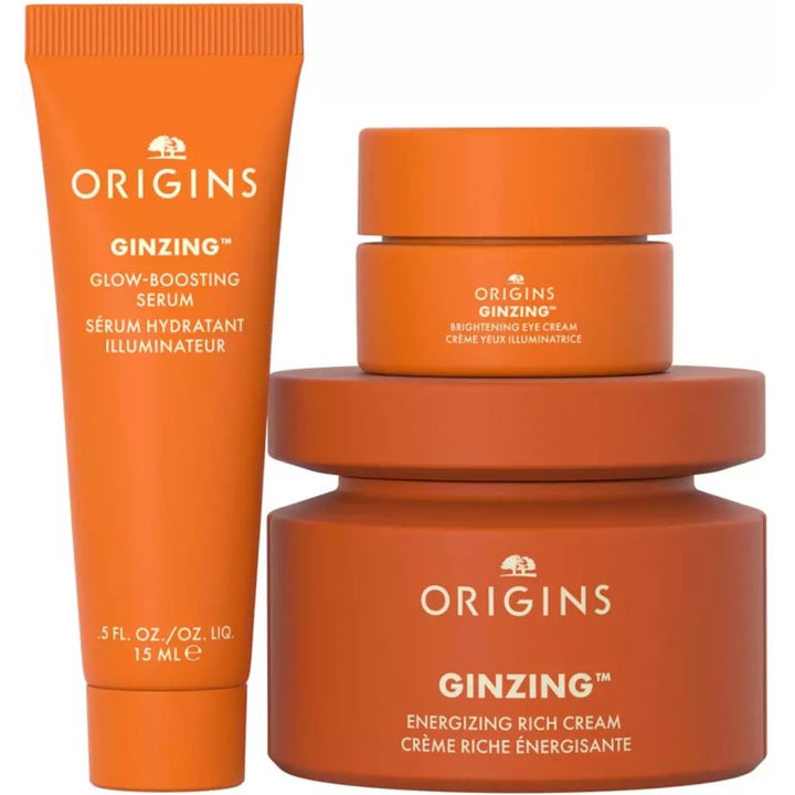 Origins GinZing Gift Set 70 ml heleyttävä ihonhoitosetti sisältää oranssin seerumituubin ja kaksi voidepurkkia.