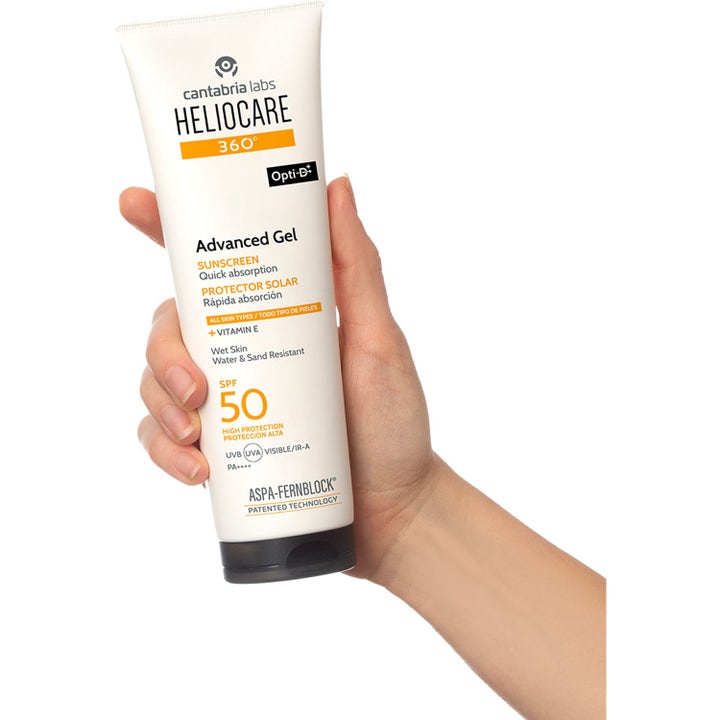 Heliocare Advanced Gel SPF 50 250 ml aurinkovoide vartalolle kädessä pidetyssä valkoisessa tuubissa.