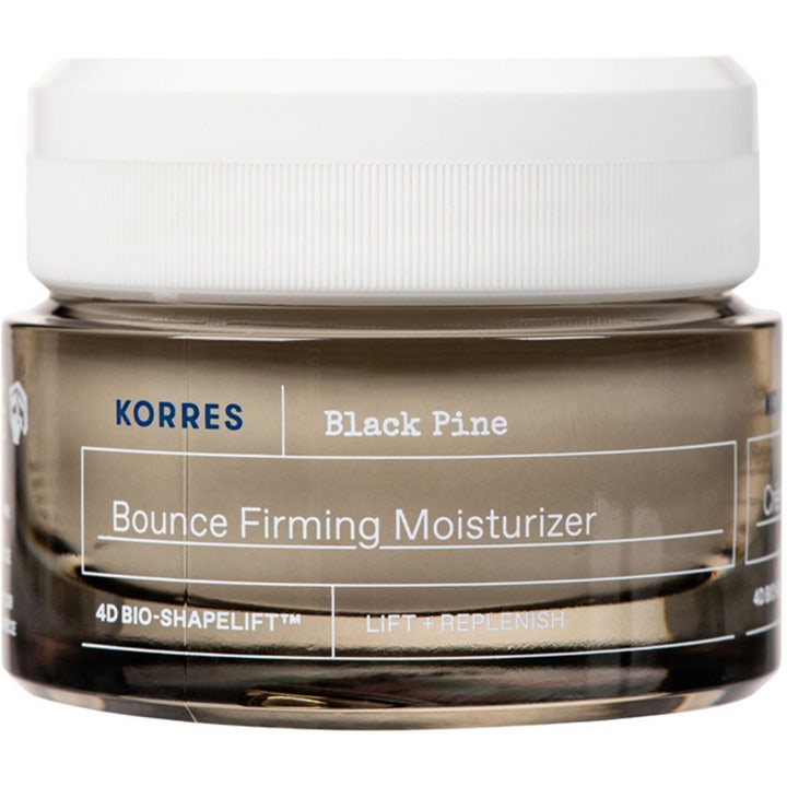 Korres Black Pine Bounce Firming Moisturizer kiinteyttävä kasvovoide tummassa lasipurkissa valkoisella kannella.