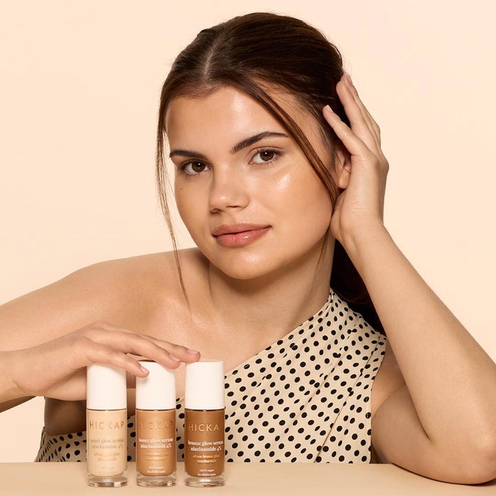 Hickap Bronze Glow Serum 30 ml hehkua antava seerumi lasipullossa mallin pitelemänä hehkuvan ihon saamiseksi.