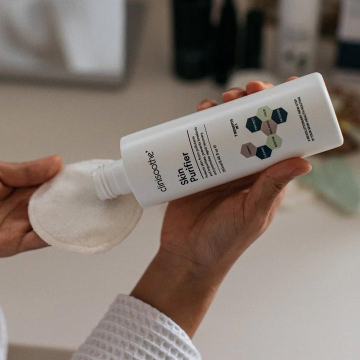 Clinisoothe Skin Purifier Toner 250 ml puhdistava kasvovesi jota kaadetaan valkoisesta pullosta vanulapulle