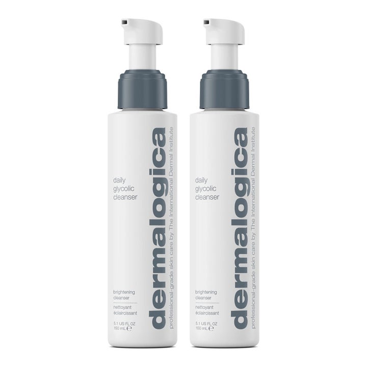 Dermalogica Daily Glycolic Cleanser 150 ml kirkastava puhdistusaine kaksi valkoista muovipulloa harmailla pumpuilla