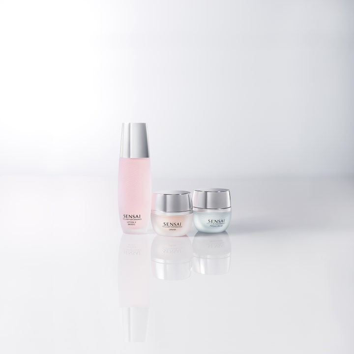 Sensai Cellular Performance Fresh Cream 40 ml kosteuttava päivävoide vaaleansinisessä lasipurkissa osana tuotesarjaa.