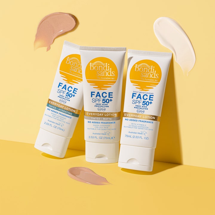 Bondi Sands SPF50+ Everyday Matte Tinted Face Lotion 75 ml aurinkovoide ja värillisiä voidevetoja keltaisella pohjalla.