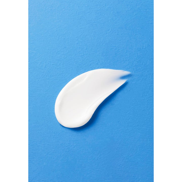 COSRX The Ceramide Skin Barrier Moisturizer 80 ml kosteuttava kasvovoide ja sen täyteläinen valkoinen koostumus.