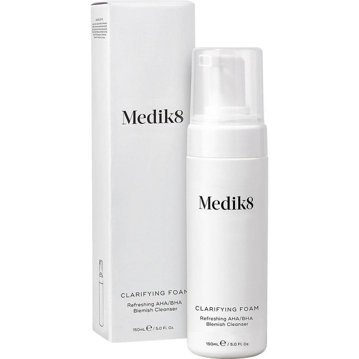 Medik8 Clarifying Foam 150 ml puhdistusvaahto epäpuhtauksille valkoisessa pumppupullossa ja pakkauksessa.