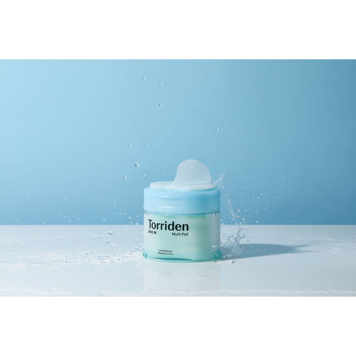 Torriden DIVE-IN Multi Pad 160 ml syväkosteuttavat kasvovesilaput vaaleansinisessä purkissa vesiroiskeiden ympäröimänä.
