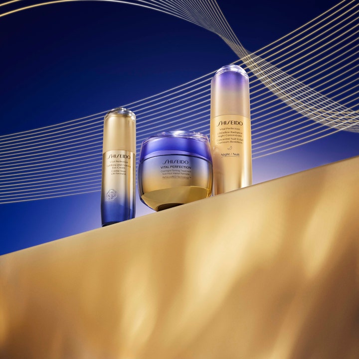Shiseido Vital Perfection Advanced Overnight Treatment 50 ml kiinteyttävä yövoide ja seerumit kultaisissa pakkauksissa
