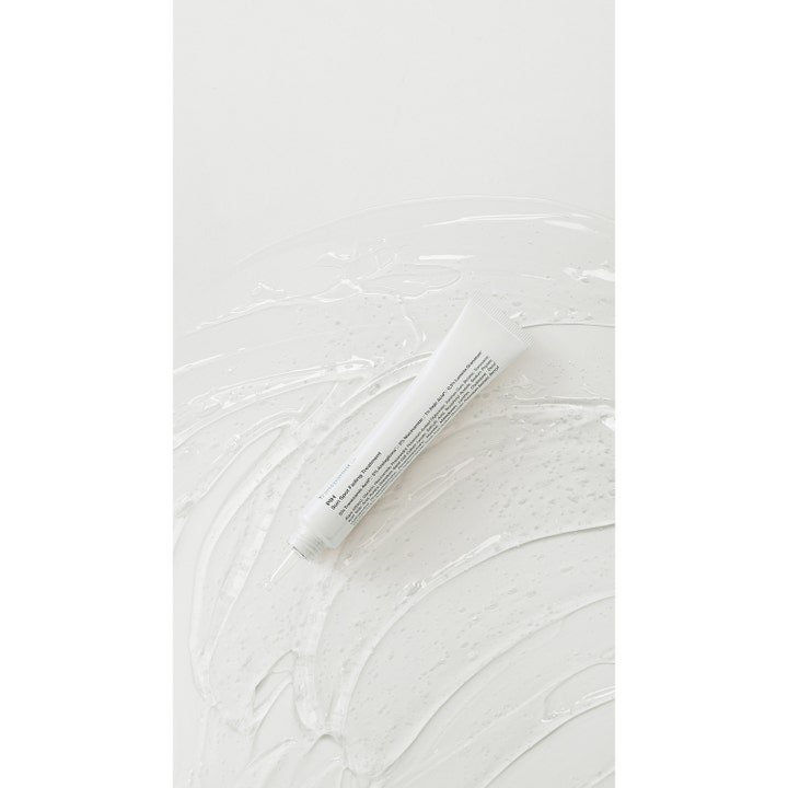 Niche Beauty Lab Transparent Lab P.I.H Sun Spot Fading Treatment 30 ml täsmähoito valkoisessa tuubissa ja kirkas geeli.