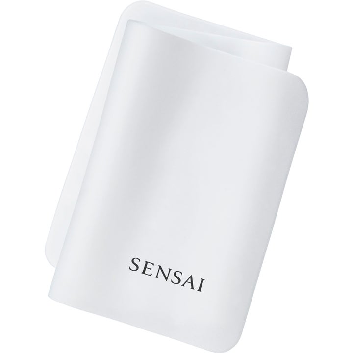 Sensai Silky Purifying Double Cleansing Limited Set puhdistusliina on valkoinen ja pehmeä kangasliina.