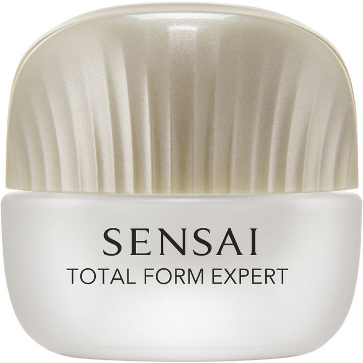Sensai Saho Trial Set 149 ml ihonhoitosetti ja Total Form Expert -voide huurteisessa purkissa kultaisella kannella.