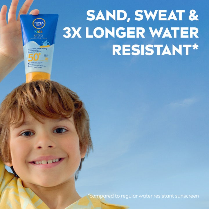 NIVEA Kids Ultra Protect & Play Sun Lotion SPF50+ 150 ml aurinkovoide imeytyy nopeasti ja levittyy iholle helposti.