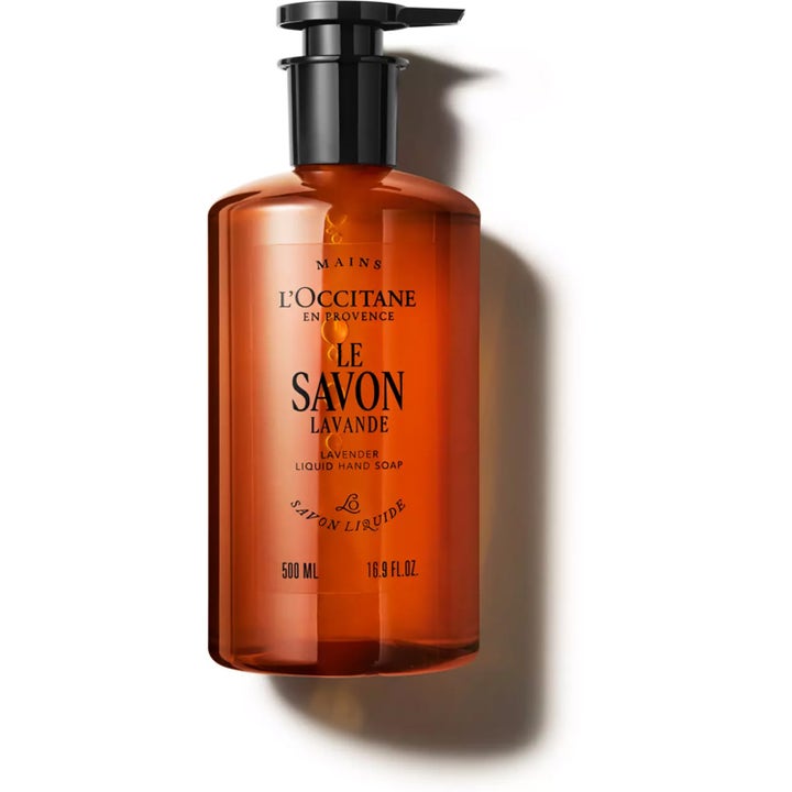 L'Occitane Le Savon Lavande 500 ml nestesaippua puhdistaa kädet meripihkanvärisessä pumppupullossa.