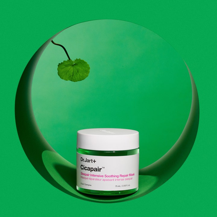 Dr.Jart+ Cicapair Sleepair Intensive Soothing Repair Mask 75 ml rauhoittava yönaamio vihreässä purkissa ja cica-lehti