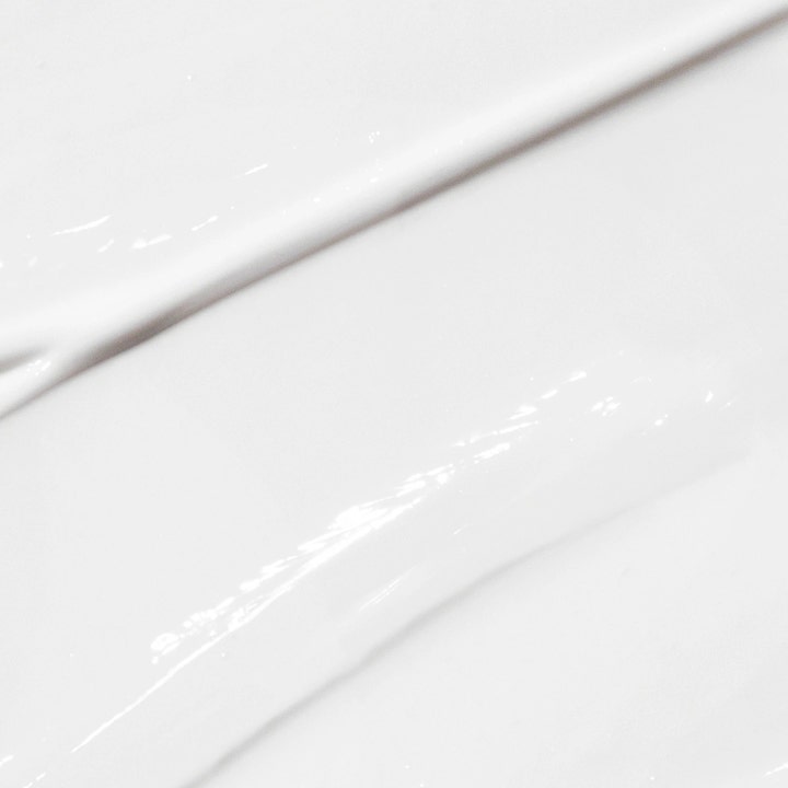 Dermalogica Active Moist 50 ml kosteuttava päivävoide, jonka sileä ja kevyt valkoinen voidemainen koostumus