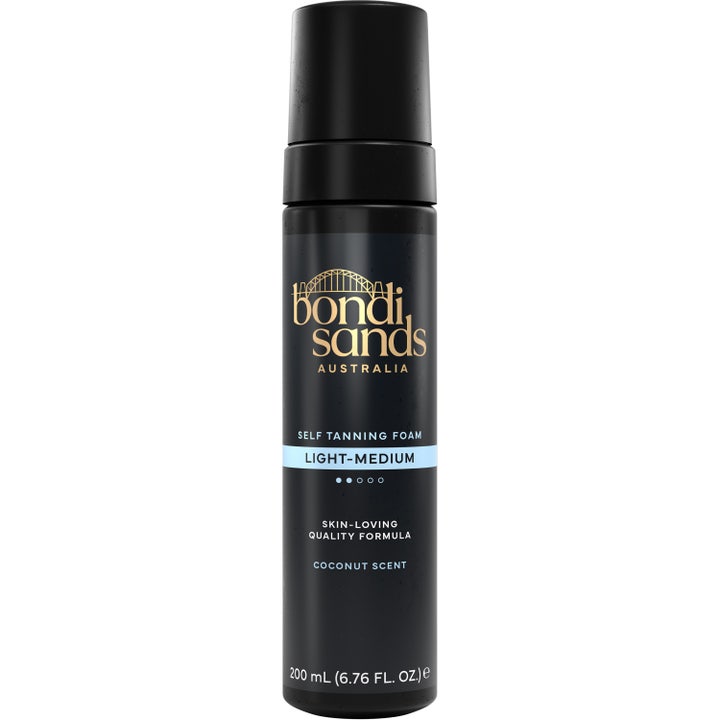 Bondi Sands Self Tanning Foam 200 ml itseruskettava vaahto luo luonnollisen hehkun mustassa pullossa jossa on kultainen logo.