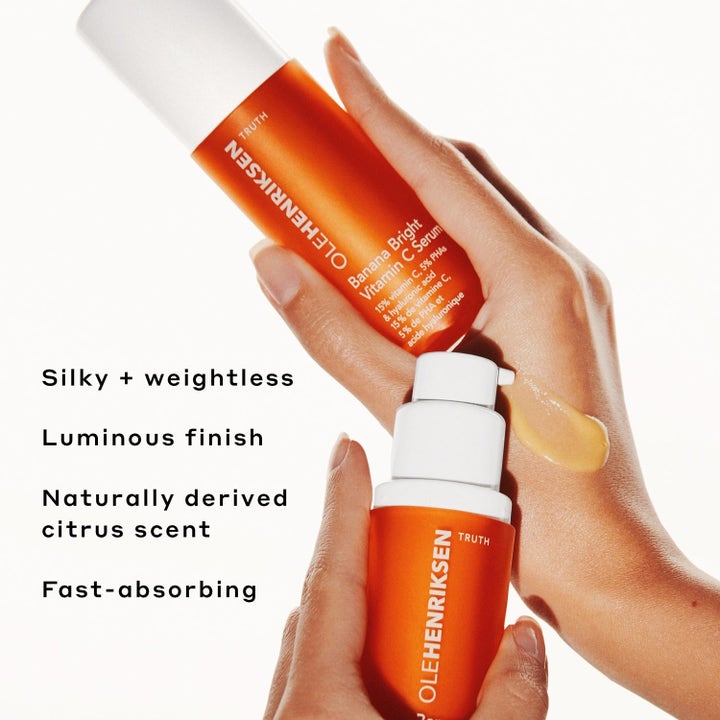 Ole Henriksen Vitamin C Boost heleyttävä seerumi kädellä ja oranssi pumppupullo valkoisella korkilla.