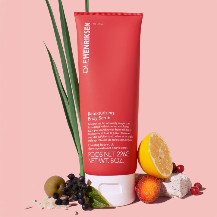 Ole Henriksen Touch Retexturizing Body Scrub 240 g silottava vartalon kuorinta-aine korallinvärisessä tuubissa.