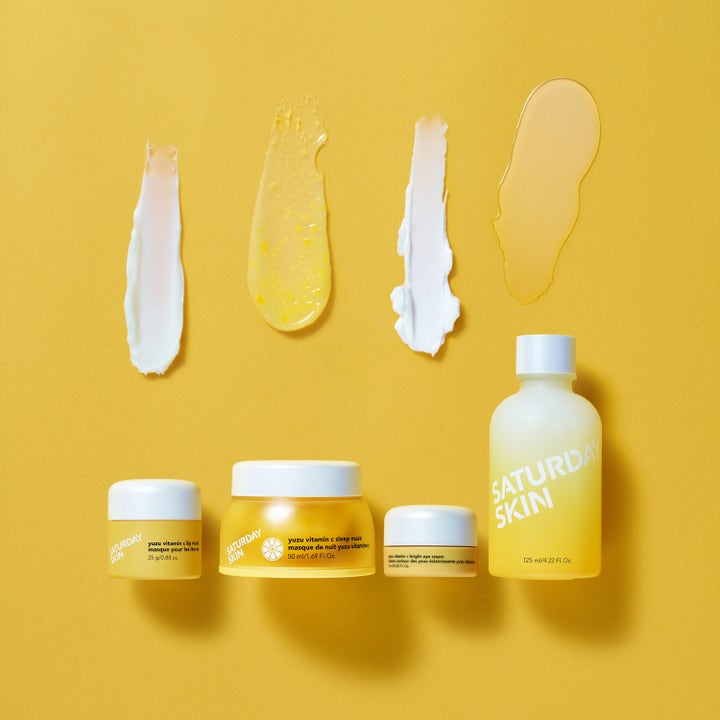 Saturday Skin Yuzu Vitamin C Bright Eye Cream 15 ml kirkastava silmänympärysvoide keltaisessa purkissa muiden tuotteiden kanssa