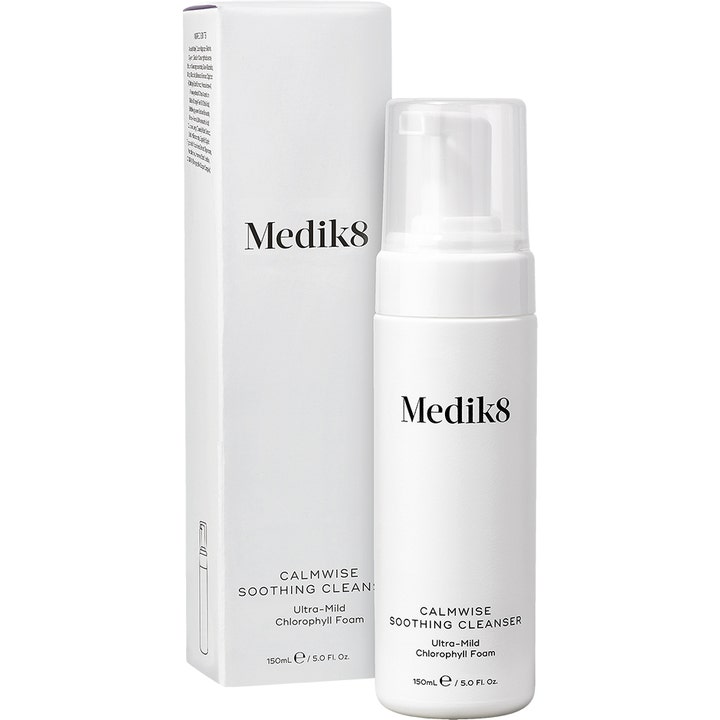 Medik8 Calmwise Soothing Cleanser 150 ml rauhoittava puhdistusvaahto valkoisessa pumppupullossa ja pakkauksessa.
