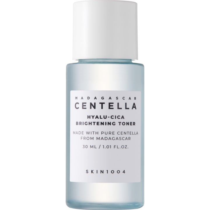 Skin1004 Madagascar Centella Hyalu-Cica Brightening Toner 30 ml kirkastava kasvovesi huurteisessa sinisessä pullossa