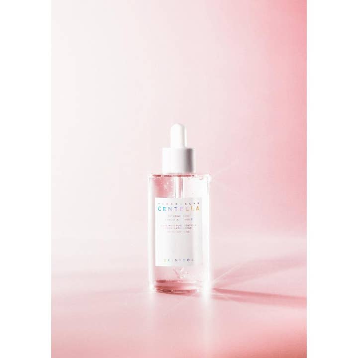 SKIN1004 Madagascar Centella Poremizing Fresh Ampoule 100 ml supistava seerumi vaaleanpunaisessa lasipullossa.