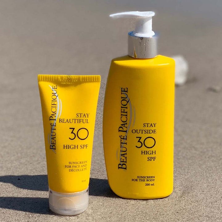 Beauté Pacifique Stay Beautiful SPF30 50 ml suojaava kasvovoide keltaisessa tuubissa hiekkarannalla