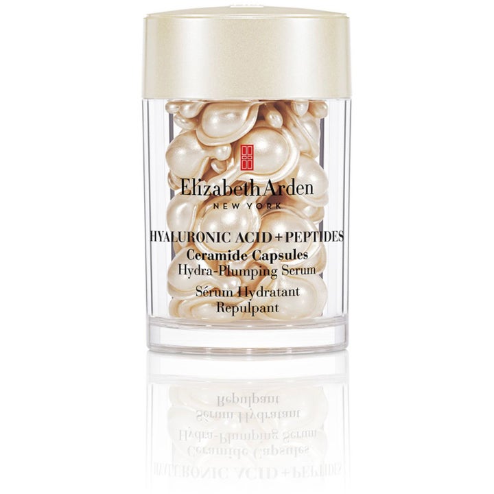 Elizabeth Arden Hyaluronic Acid + Peptides Ceramide Capsules täyteläistävä seerumi kapseleina kirkkaassa kultakantisessa purkissa.