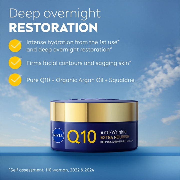 NIVEA Q10 Extra Nourish Night Cream 50 ml ravitseva yövoide arganöljyllä ja skvalaanilla sinisessä kultakantisessa purkissa.