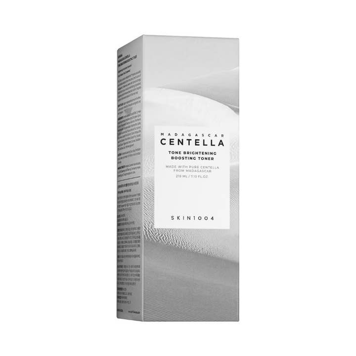 SKIN1004 Madagascar Centella Tone Brightening Boosting Toner 210 ml kirkastava kasvovesi valkoisessa pakkauksessa