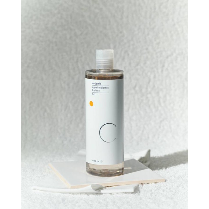 Csoaps Shower Gel Orange & Lemon 400 ml raikastava suihkugeeli läpinäkyvässä pullossa valkoisella etiketillä.