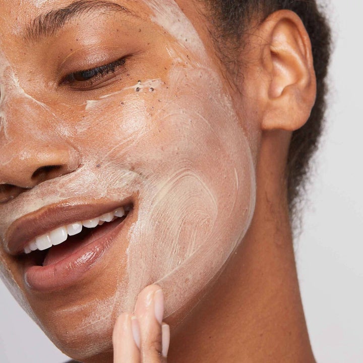 Dermalogica AGE smart Multivitamin Power Recovery Masque elvyttävä kasvonaamio levitettynä iholle voidemaisena.