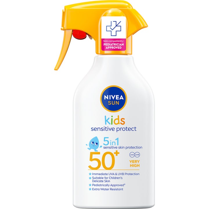 Nivea Sun Kids Sensitive Protect SPF 50+ aurinkosuojasuihke lapsille valkoisessa pullossa keltaisella suihkupäällä.