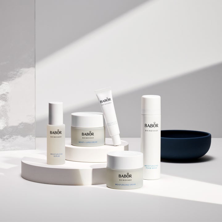 Babor Moisturizing Foam Mask 75 ml kosteuttava vaahtonaamio valkoisessa pullossa Skinovage-sarjan keskellä