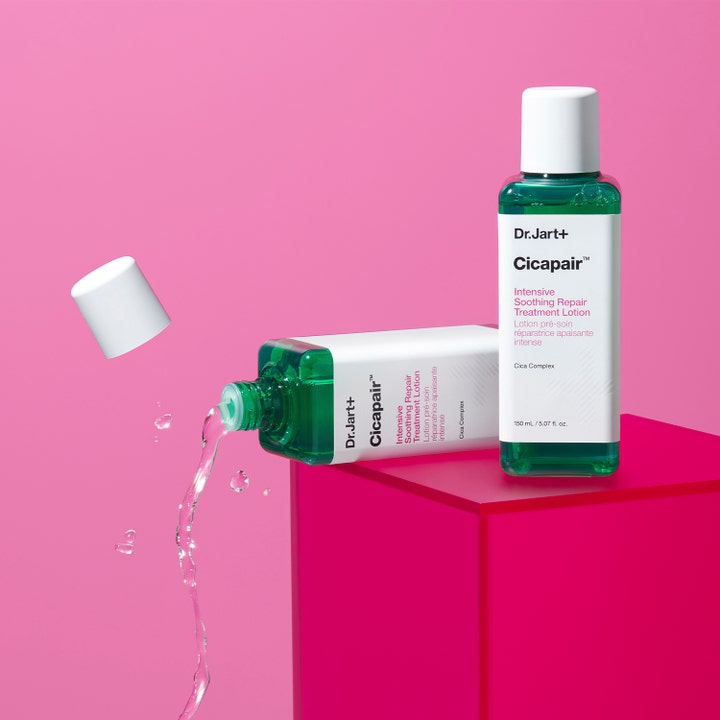 Dr.Jart+ Cicapair Intensive Soothing Repair Treatment Lotion 150 ml rauhoittava kasvovesi kaatumassa pinkillä taustalla