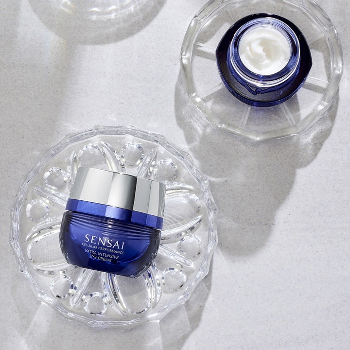 Sensai Cellular Performance Extra Intensive Eye Cream 15 ml elvyttävä silmänympärysvoide sinisessä purkissa ja täyteläinen koostumus.