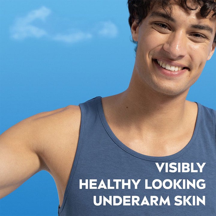 NIVEA MEN Sensitive Protect 50 ml roll-on deodorantti rauhoittaa kainaloita hymyilevällä miehellä.