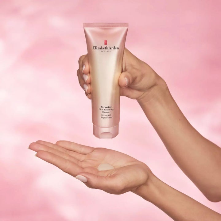 Elizabeth Arden Ceramide Skin Renewing Cleanser 125 ml uudistava puhdistusvoide kimaltavassa tuubissa ja kämmenellä.