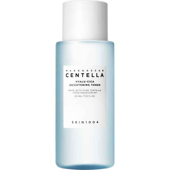 SKIN1004 Madagascar Centella Hyalu-Cica Brightening Toner 210 ml kirkastava kasvovesi vaaleansinisessä huurretussa pullossa