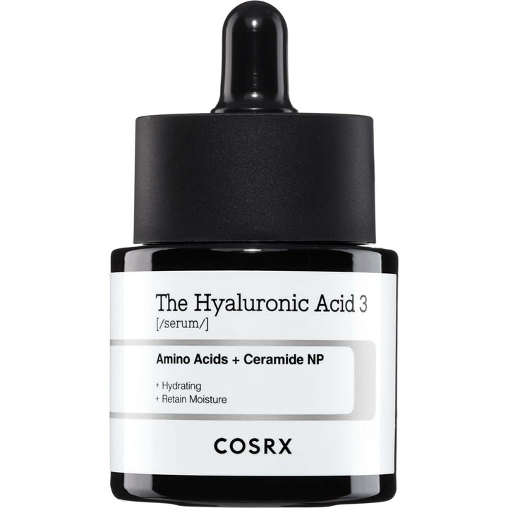 COSRX The Hyaluronic Acid 3 kosteuttava seerumi on mustassa pipettipullossa, jossa on selkeä valkoinen etiketti ja musta korkki.