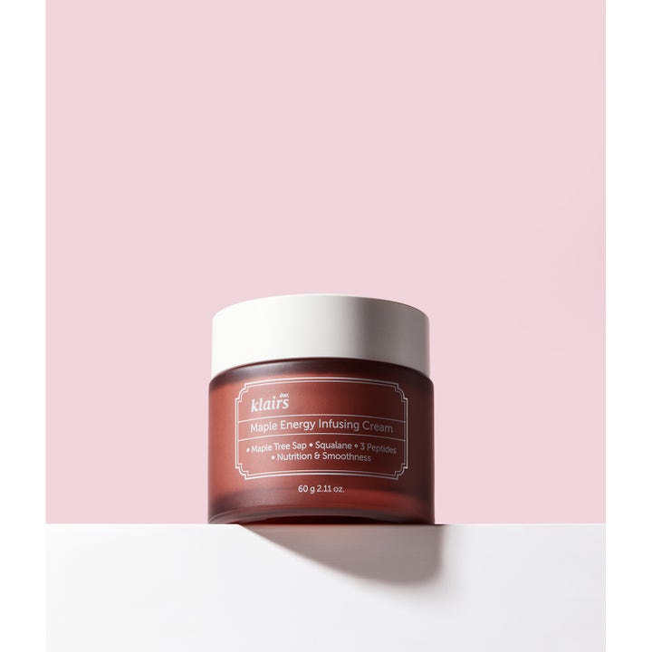 Klairs Maple Energy Infusing Cream 60 g ravitseva kasvovoide ruskeassa purkissa vaaleanpunaisella taustalla.