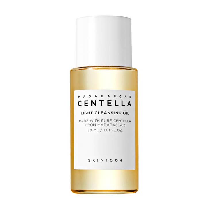 SKIN1004 Madagascar Centella Light Cleansing Oil 30 ml puhdistusöljy kultaisessa pullossa valkoisella korkilla.
