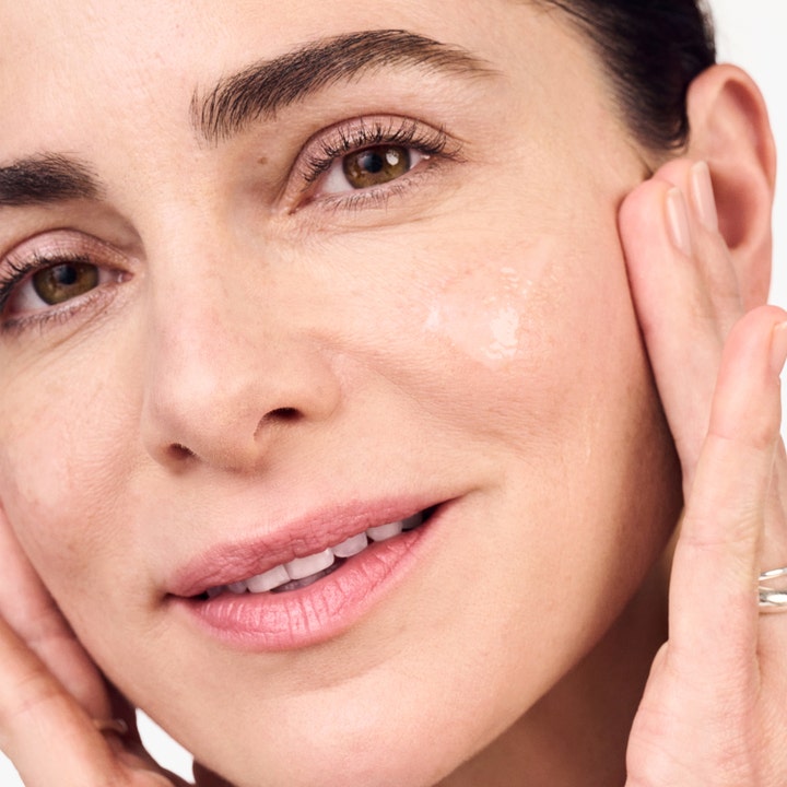 Clinique Smart Clinical Repair Wrinkle Correcting Serum 100 ml silottaa juonteita ja levittyy kirkkaana geelinä iholle.
