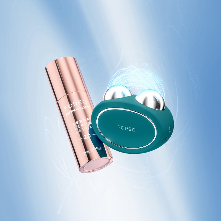 FOREO BEAR 2 Evergreen 1 kpl mikrovirtalaite ja ruusukultainen seerumi kiinteyttävät ihoa sinisellä taustalla.