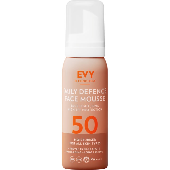 EVY Daily Defence Face Mousse 75 ml SPF 50 suojaava kasvovaahto ehkäisee ikääntymistä persikanvärisessä pullossa