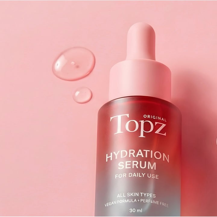 Topz Daily Face Serum 30 ml kosteuttava vegaaninen kasvoseerumi punaisessa liukuväripullossa, jossa on vaaleanpunainen pipetti.