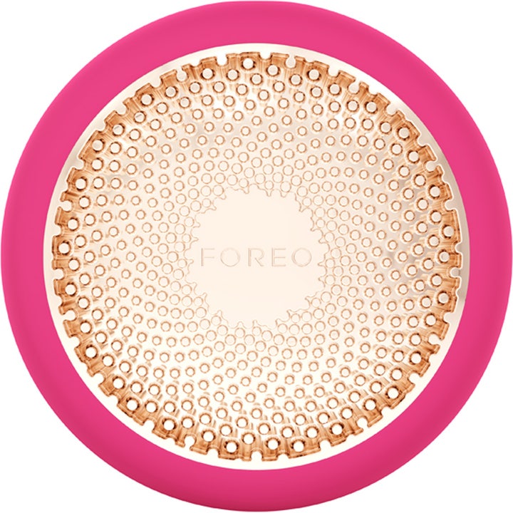 FOREO UFO™ 3 Fuchsia 1 kpl kosteuttava kasvohoitolaite jossa on fuksianpunainen silikonireuna ja kuvioitu kultainen pinta