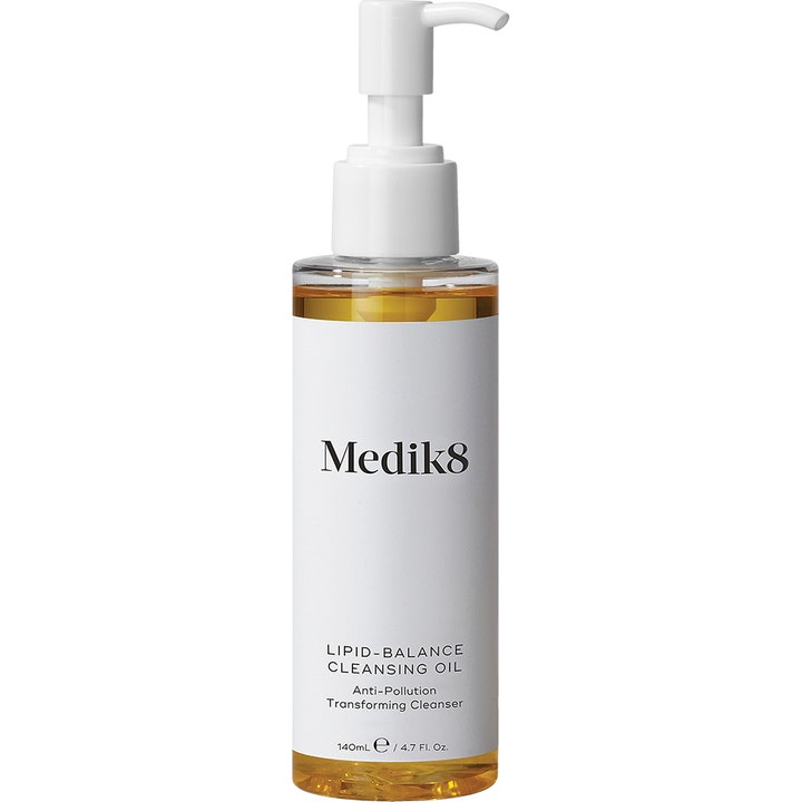 Medik8 Lipid-Balance Cleansing Oil 140 ml puhdistusöljy läpinäkyvässä pumppupullossa suojaa ihoa saasteilta.